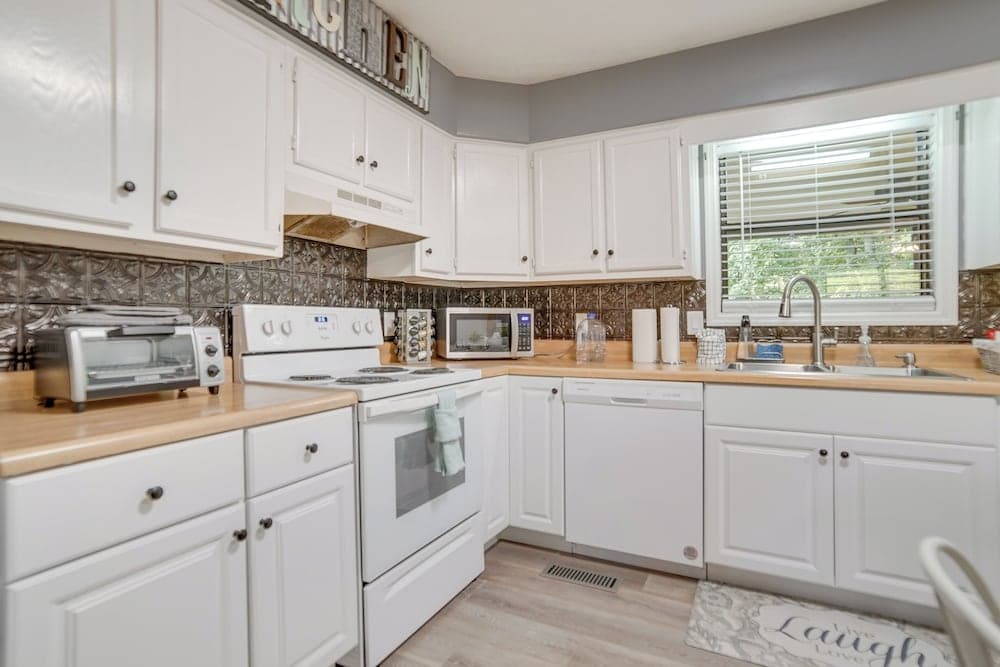 Kodak Getaway w/ Covered Decks + Game Room!