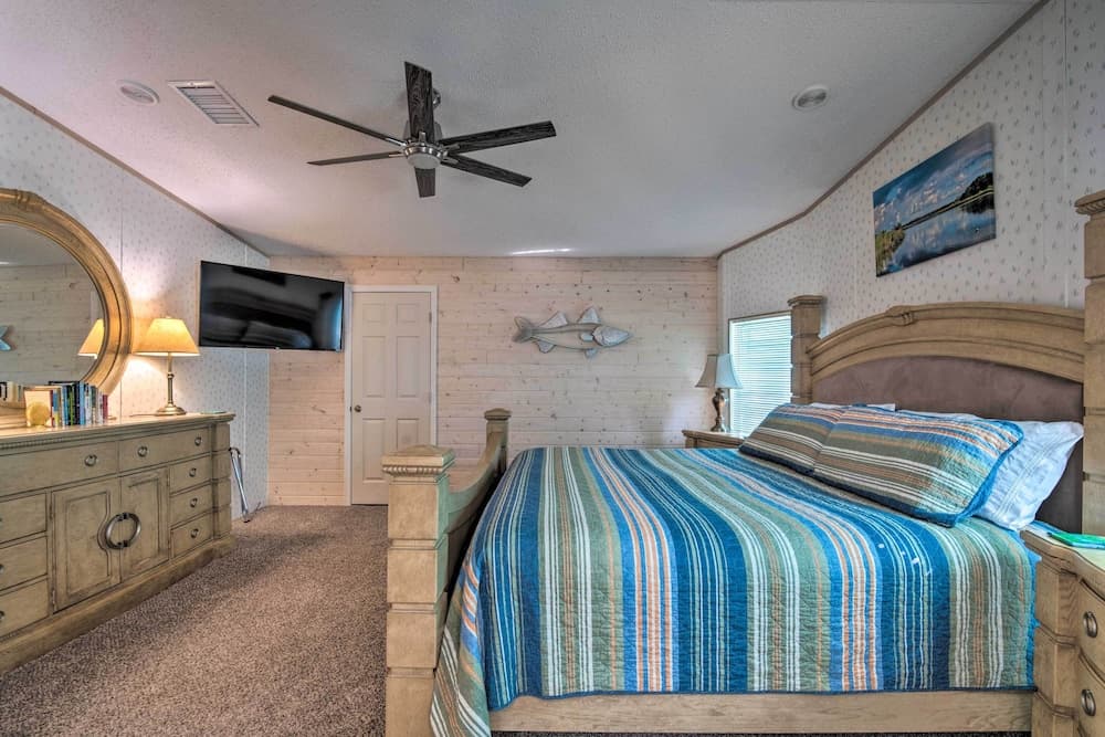 Boat Dock & Porch: Riverfront Retreat in Homosassa