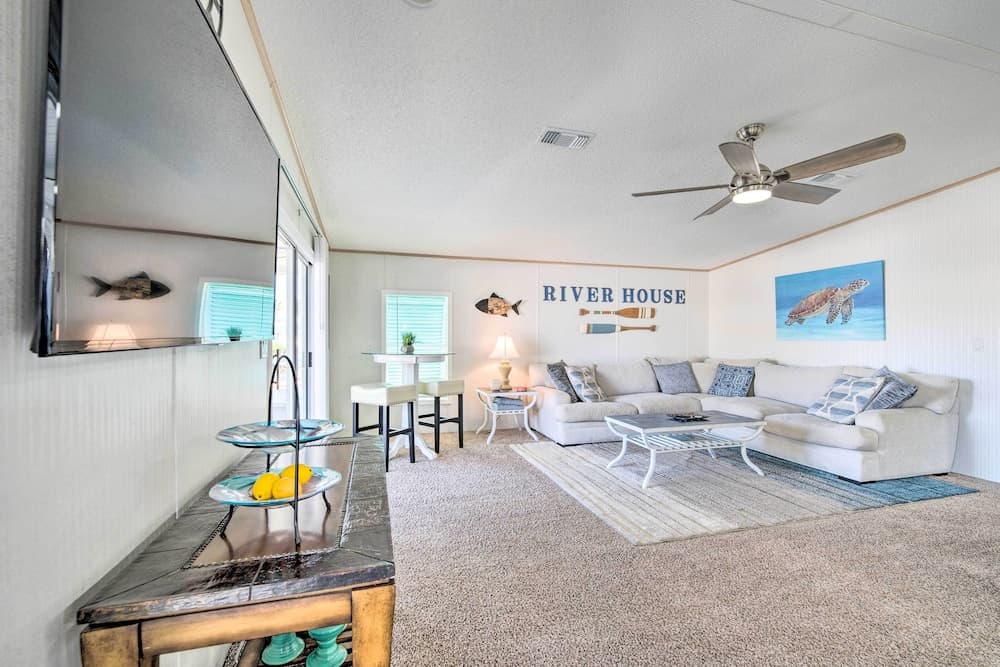 Boat Dock & Porch: Riverfront Retreat in Homosassa