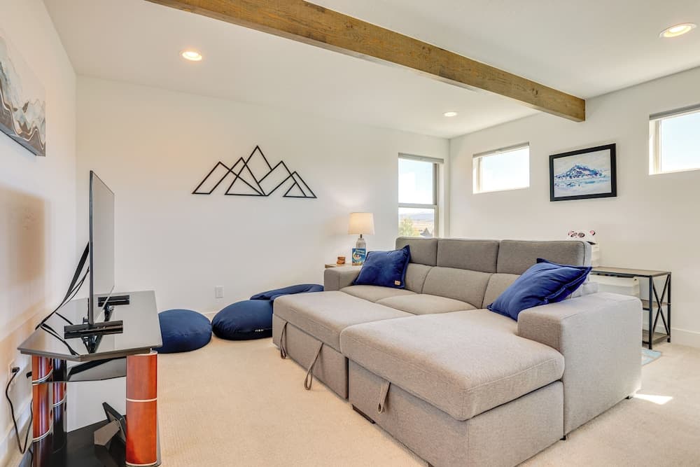 Furnished Deck & Hot Tub: Chic Granby Home!