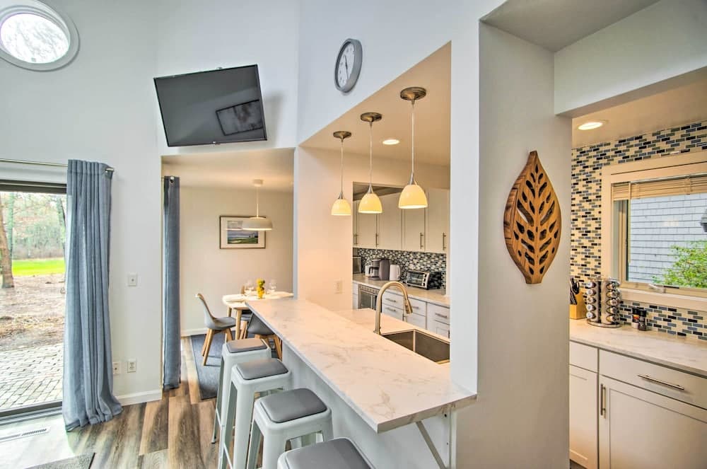 5 Mi to Mashpee Commons: Coastal Mashpee Condo