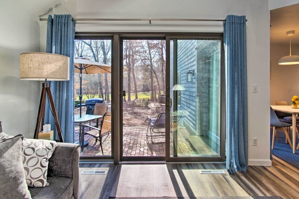 5 Mi to Mashpee Commons: Coastal Mashpee Condo