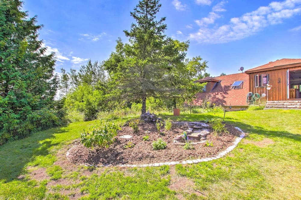 Quaint Sister Bay Studio w/ Large Backyard!