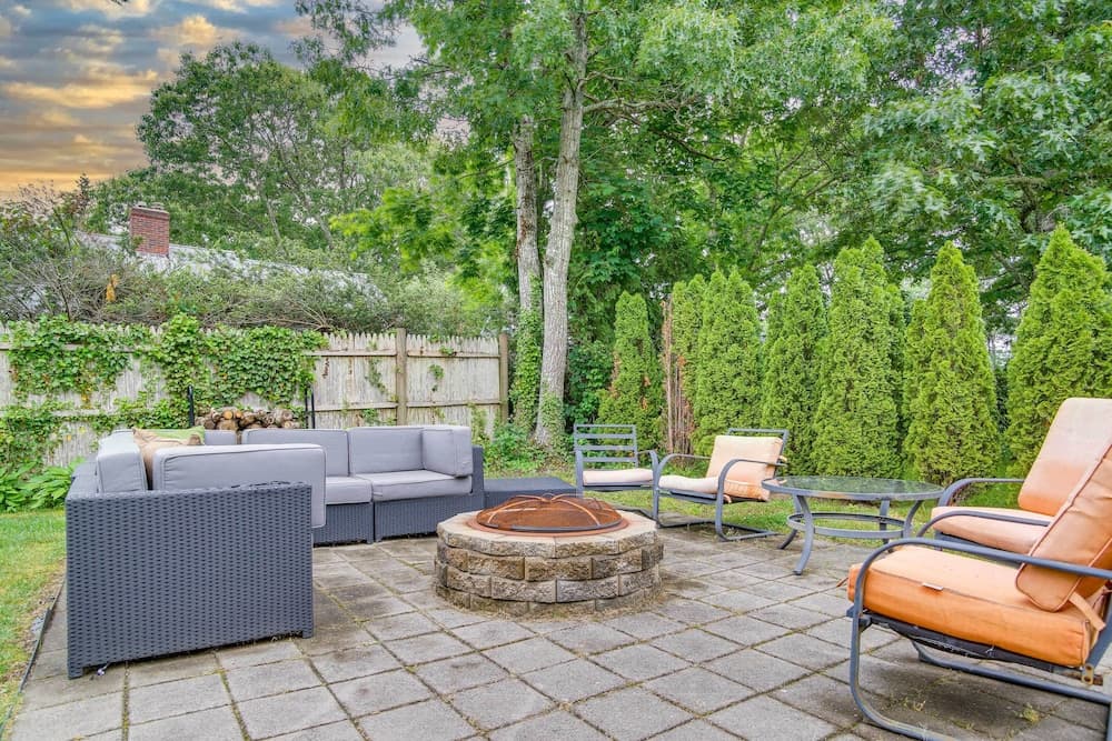 Dennis Retreat: 4 Mi to Mayflower Beach!