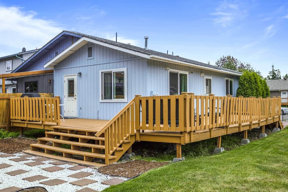 Updated Townhome: Near Airport & Shopping!