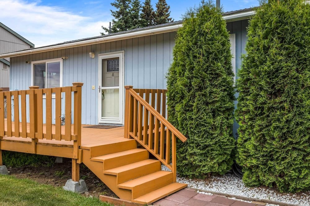 Updated Townhome: Near Airport & Shopping!