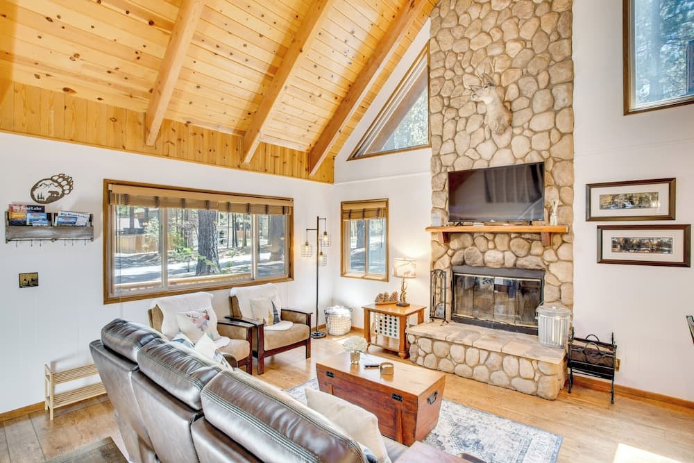 Walk to Snow Summit! Cabin Near Chairlift/shuttle