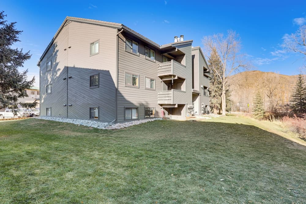 Cozy Avon Condo w/ Grill: Walk to Ski Shuttle