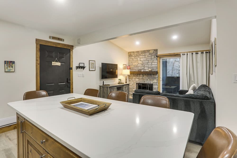 Cozy Avon Condo w/ Grill: Walk to Ski Shuttle
