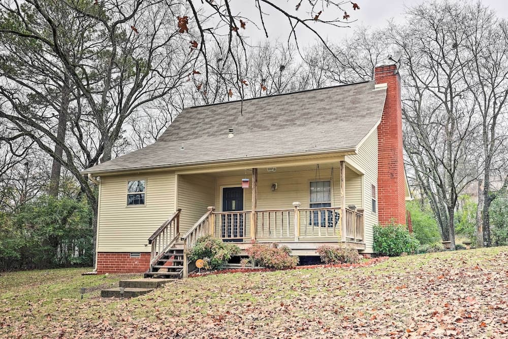 Tranquil Retreat w/ Dock on Lake Hamilton!