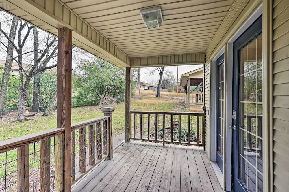 Tranquil Retreat w/ Dock on Lake Hamilton!