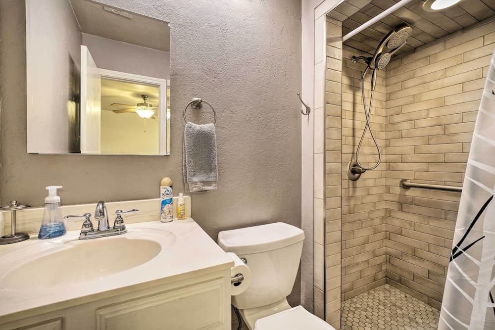 Home w/ Screened Porch ~ 10 Miles to Dtwn Okc!