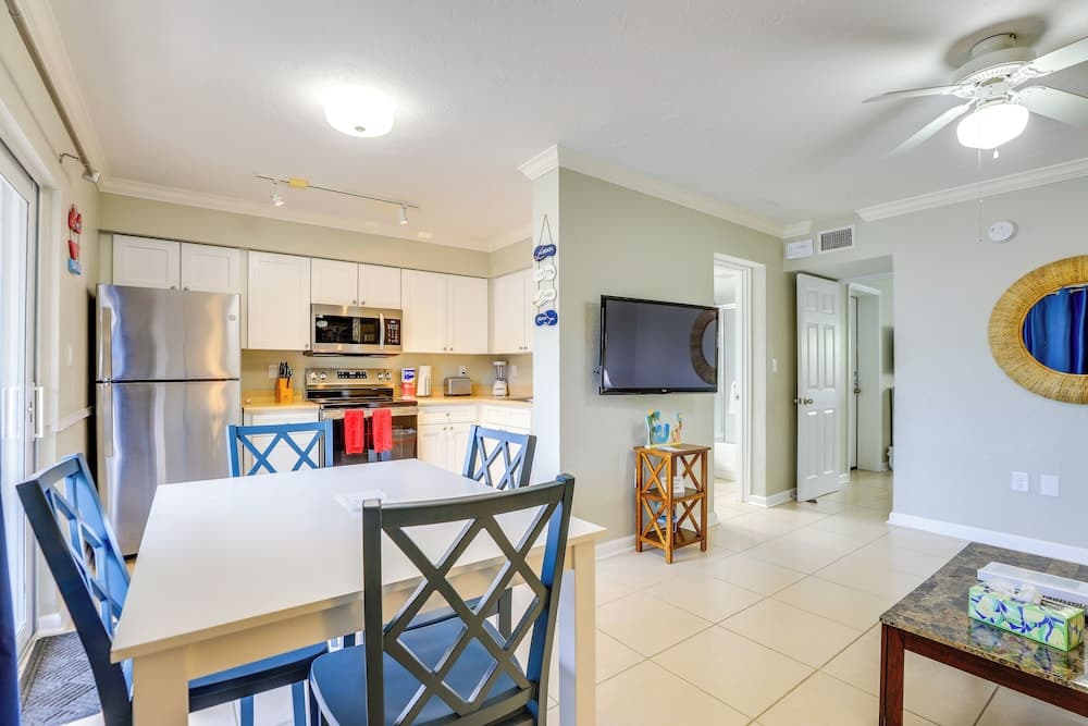 Sunlit Longboat Key Escape w/ Private Resort Beach