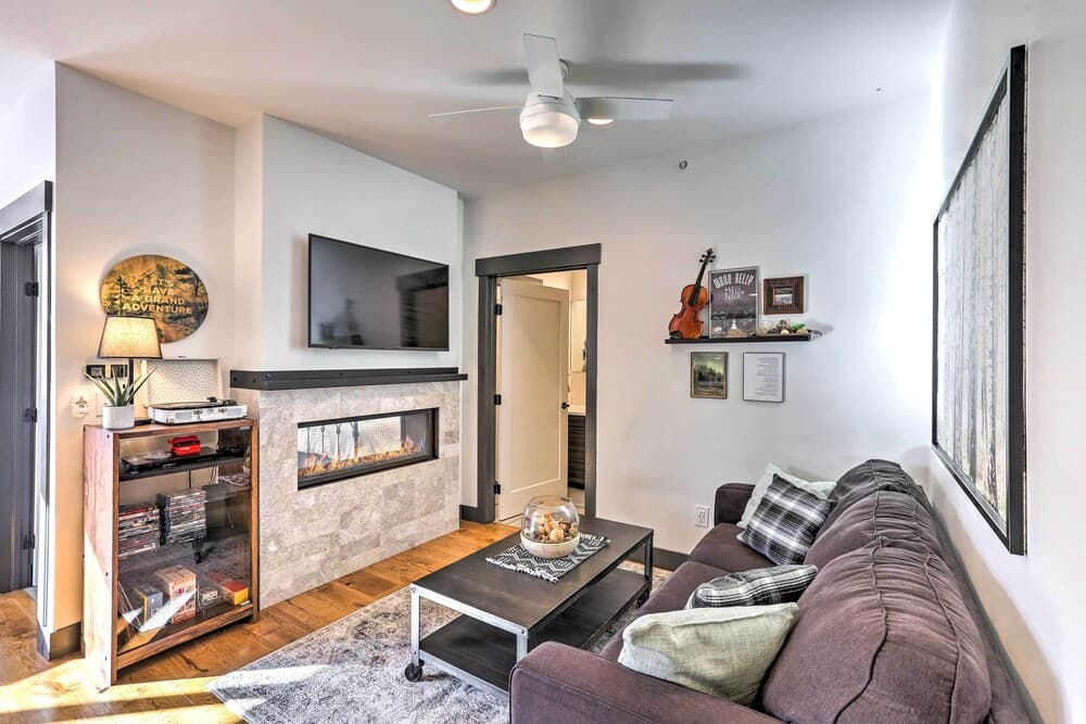 Modern Mountain Getaway, Walk to Grand Lake!