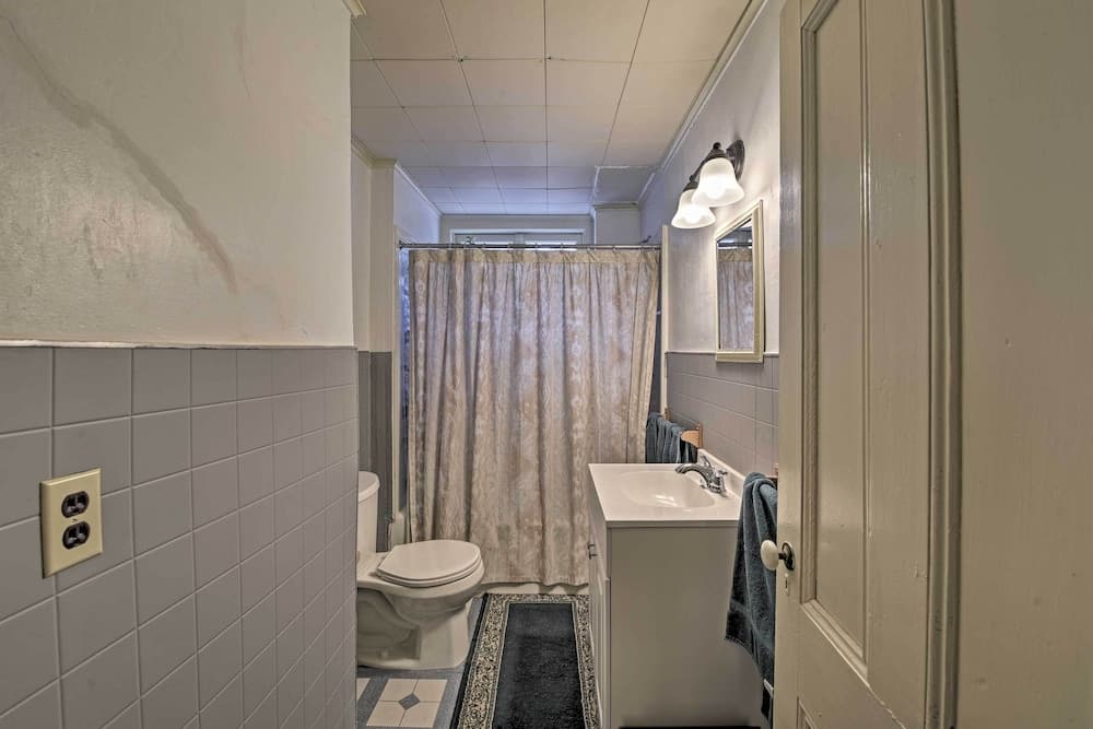 Easy Access to Beaches: Vineyard Haven House