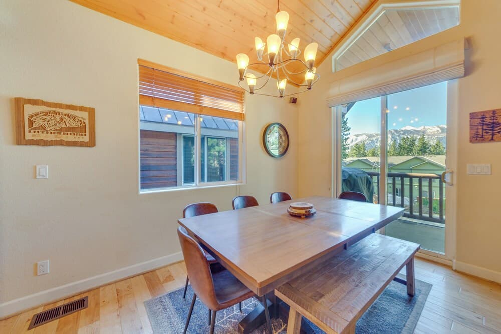 Central Townhome < 1 Mi to The Village at Mammoth!