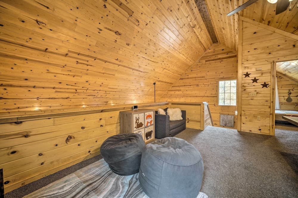 Cabin w/ Hot Tub & Games, 4 Mi to Beavers Bend!