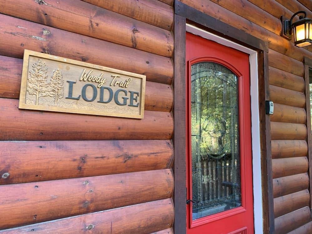 Cabin w/ Hot Tub & Games, 4 Mi to Beavers Bend!