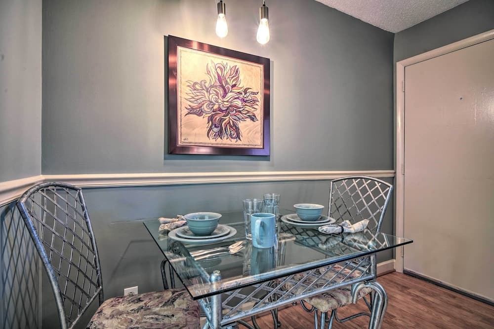 Cozy Downtown Gatlinburg Condo w/ Pool Access