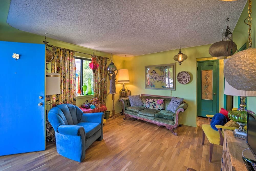 Walk to Olde Town - 1940 Vintage Bungalow!