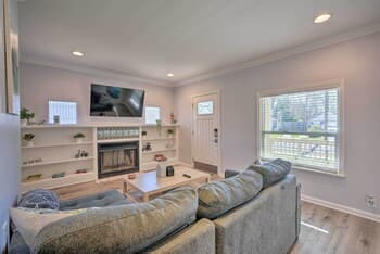 Pet-friendly Sacramento Home ~ 5 to Downtown!