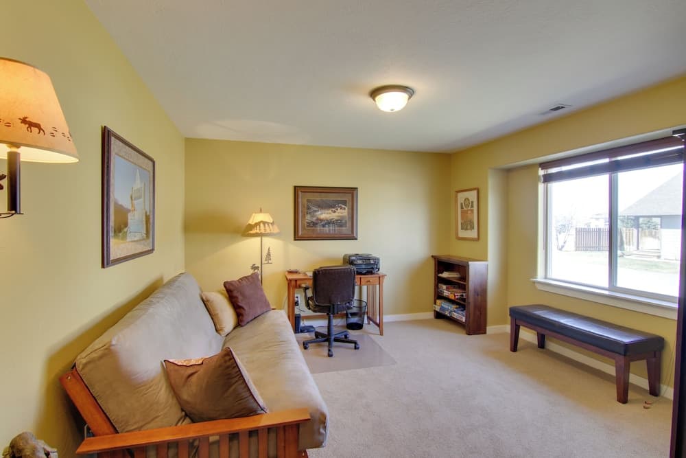 Bozeman Condo w/ Grill ~ 2 Mi to Hot Springs!