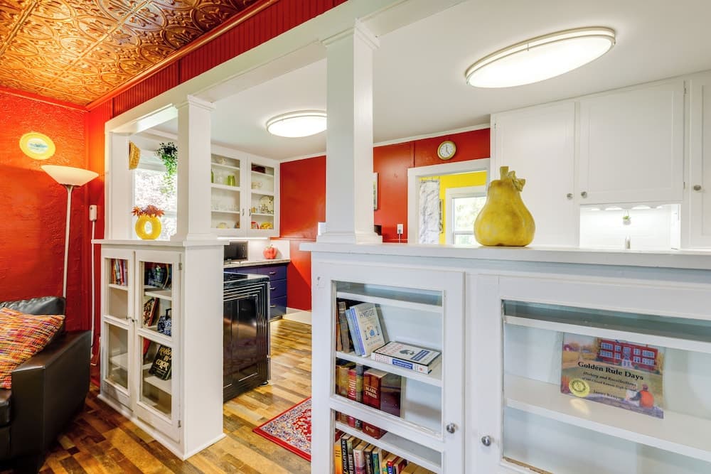 Homey Cottage With Sunroom & Smart TV!