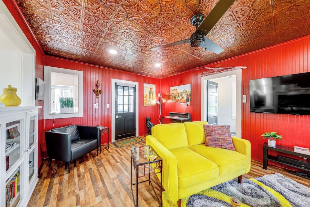 Homey Cottage With Sunroom & Smart TV!