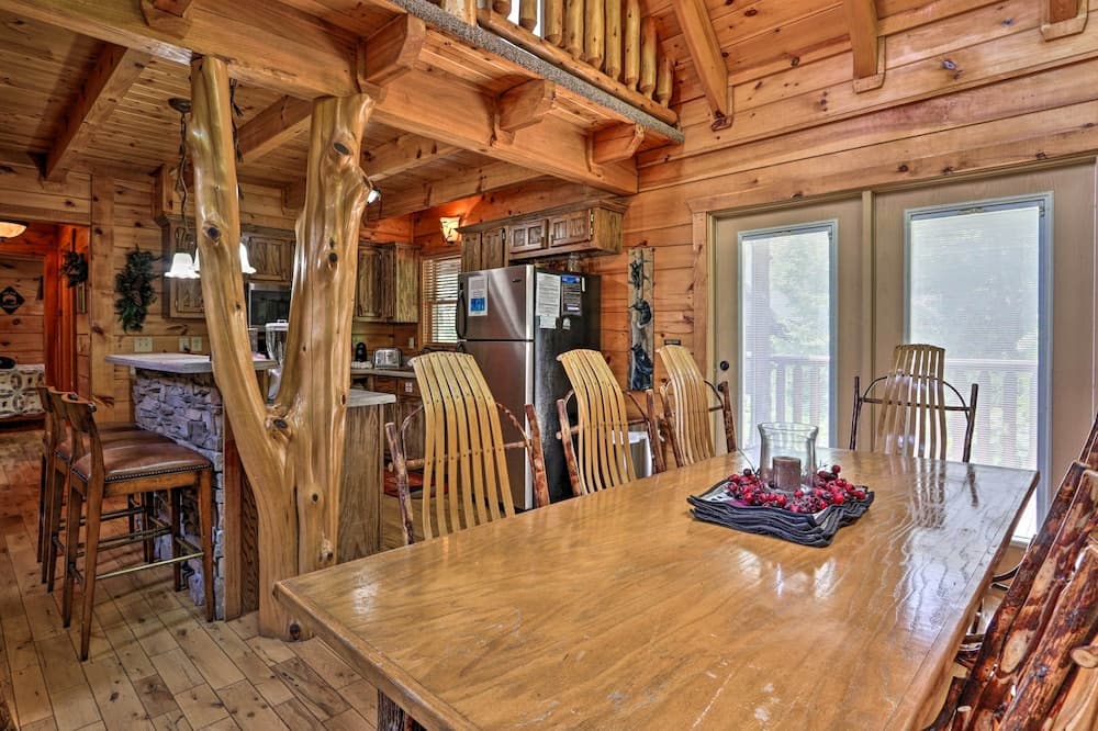 Pigeon Forge Getaway w/ Covered Patio & Hot Tub!