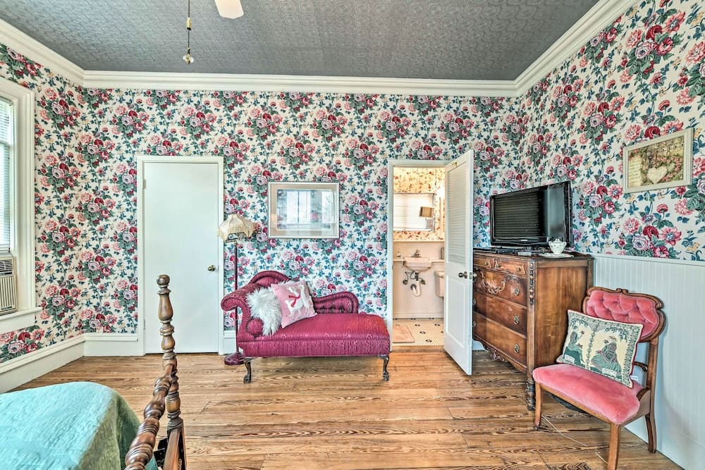 The Lilly House: Historic Glen Rose Home w/ Porch!