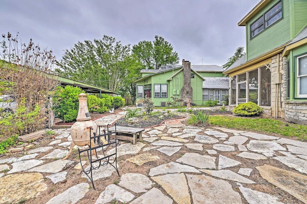 The Lilly House: Historic Glen Rose Home w/ Porch!