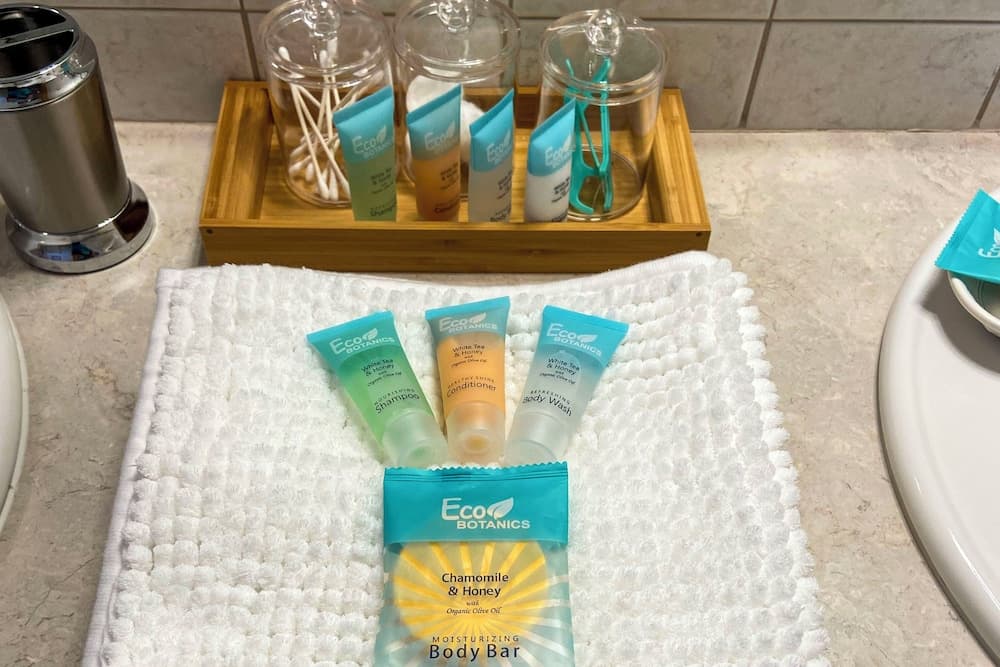 'the Peacock House' - Waterfront Home w/ Hot Tub!