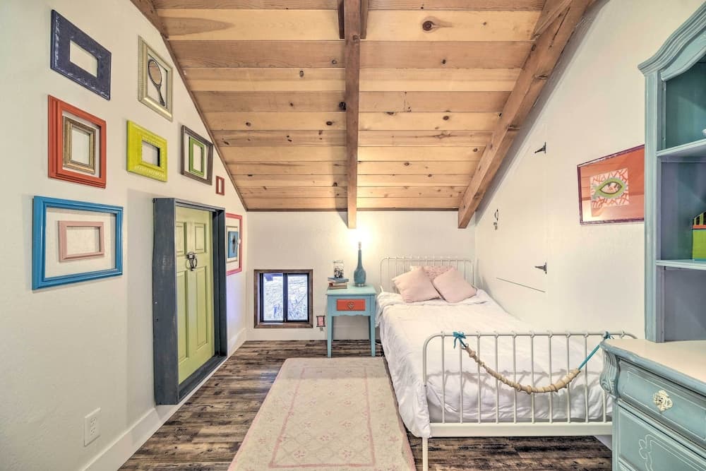 Walk Downtown: Arnold Cabin w/ Large Deck!