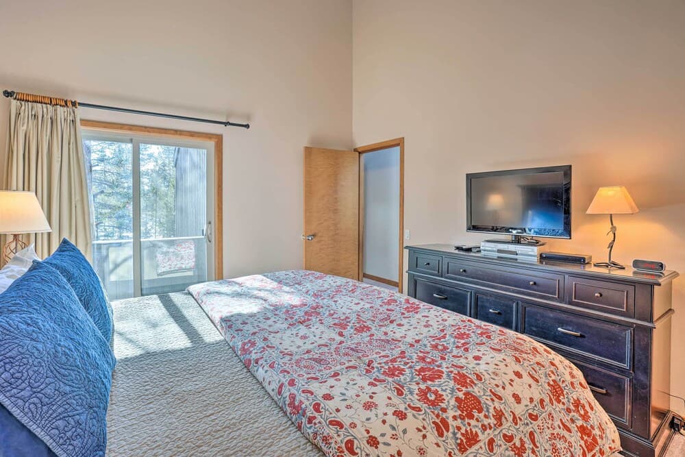 Hot Tub + Deck: Large Sunriver Home Near Skiing