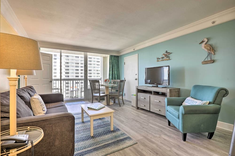 Ocean-view Daytona Beach Resort Retreat w/ Balcony