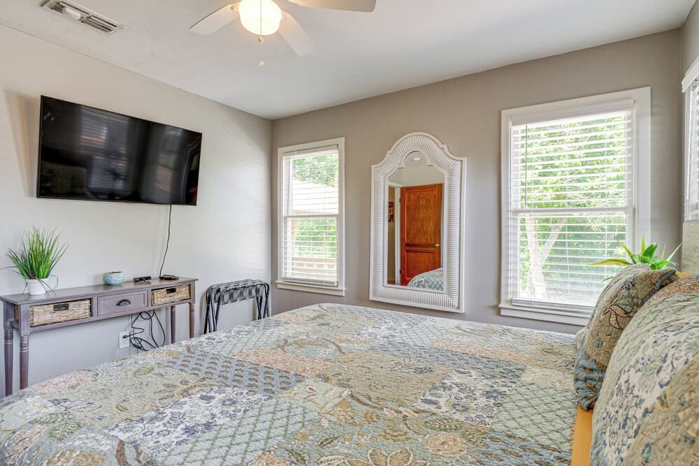 1 Mi to Dtwn: Family-friendly Brenham Bungalow!