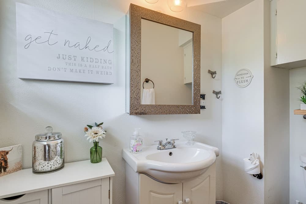 1 Mi to Dtwn: Family-friendly Brenham Bungalow!