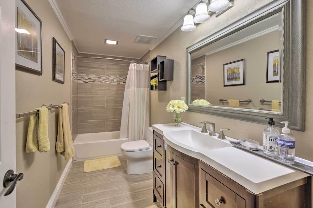 Chic Whittier Oasis: Private Pool, Hot Tub & Grill