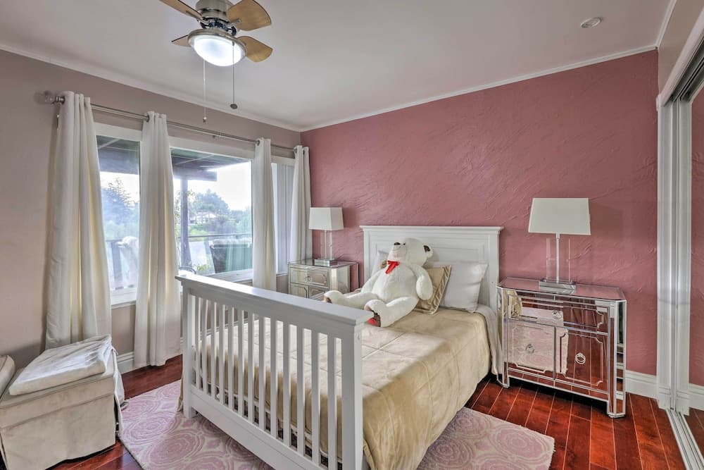 Chic Whittier Oasis: Private Pool, Hot Tub & Grill