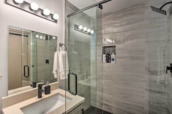 Lake Texoma Escape w/ Private Balcony & Grill