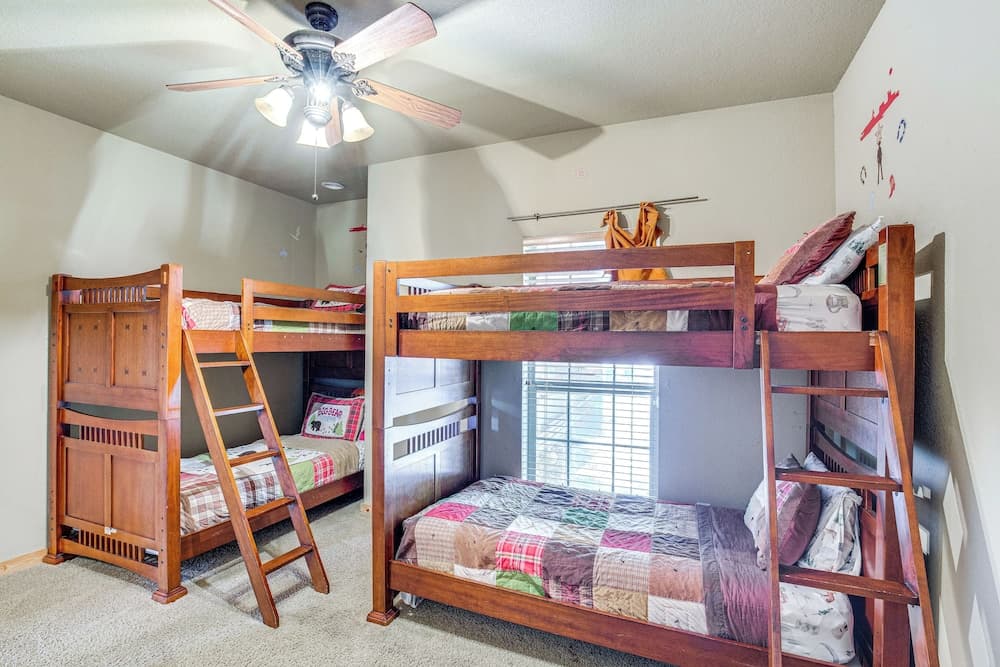 Views & Private Dock: Lakefront Eustace House!