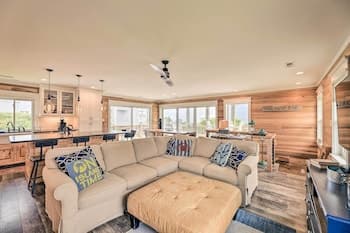 Bright Emerald Isle Home - Walk to the Beach!