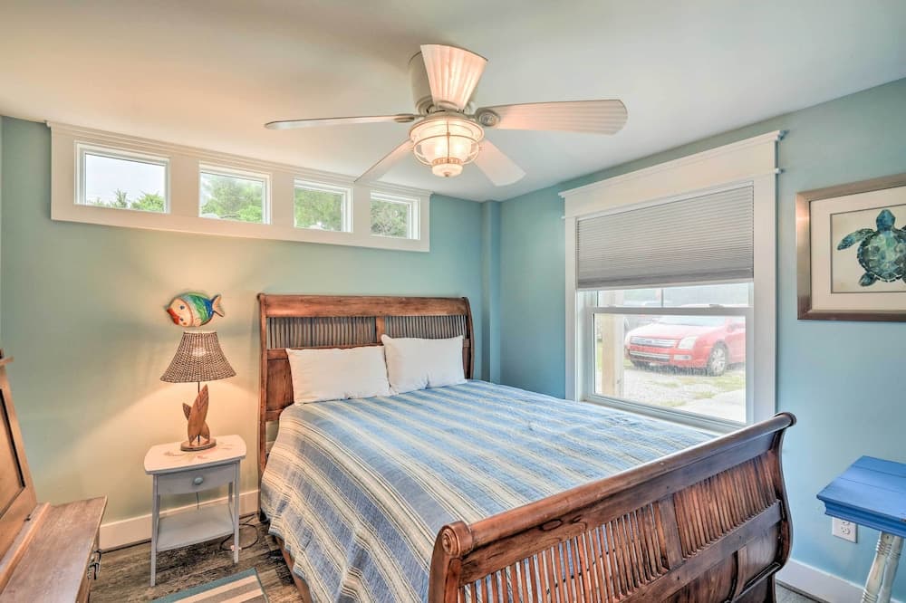 Bright Emerald Isle Home - Walk to the Beach!