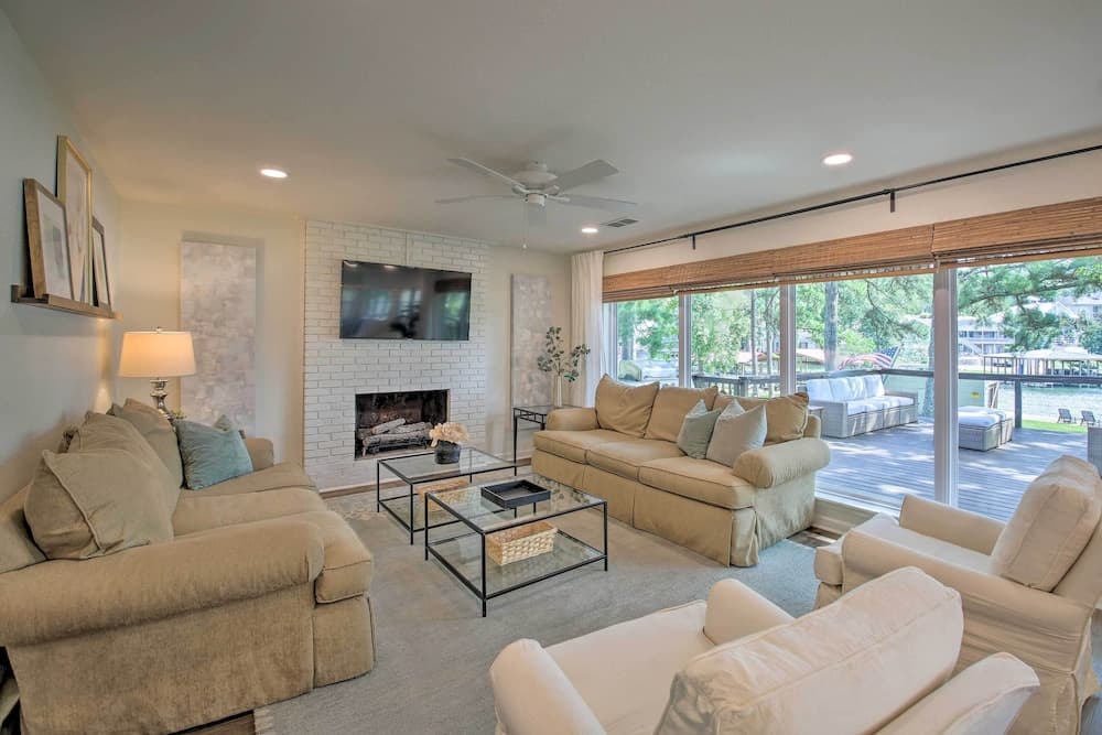 Deck, Fire Pit: Waterfront Lake Hamilton Home