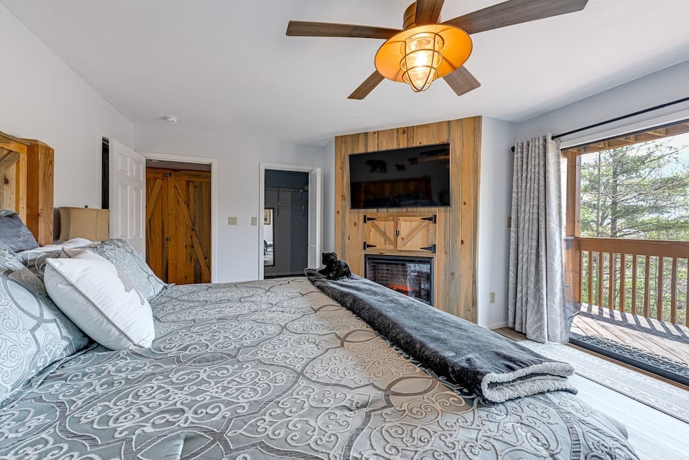 Alpine Getaway w/ Grill: Walk to Lake!