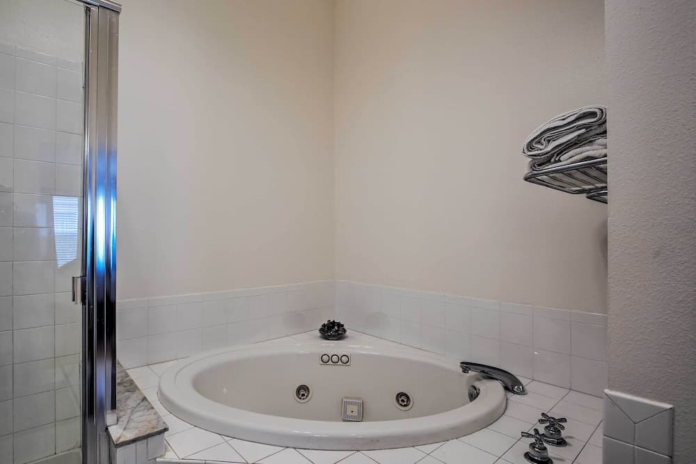 Saltwater Pool, Spa & Lanai: Bradenton Home