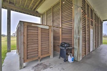 Coastal Port Bolivar Home - Walk to Beach!