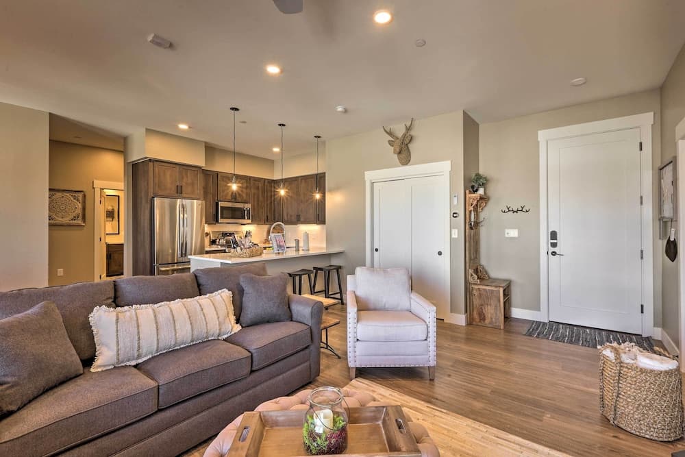 Condo w/ View - 1 Block to Main St - 4 Mi to Ski!