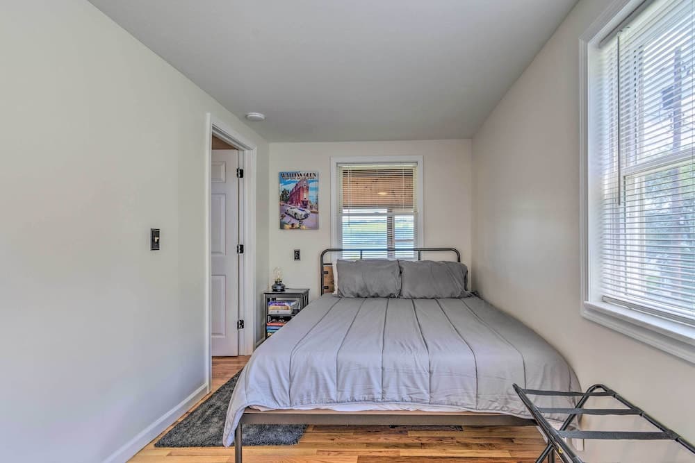 Watkins Glen Lakeview Cottage w/ Waterfall!