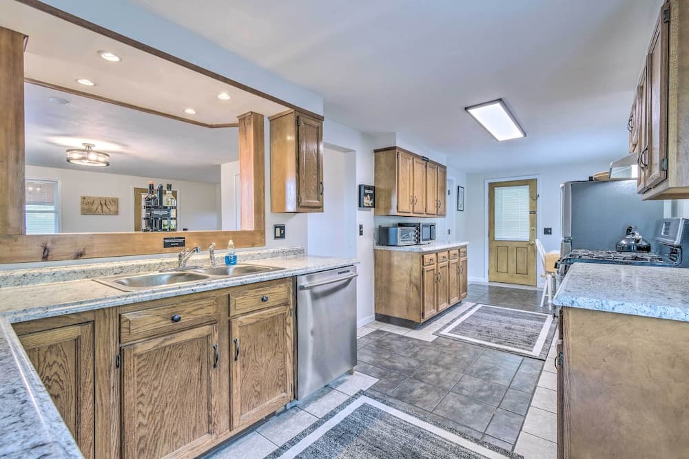 Watkins Glen Lakeview Cottage w/ Waterfall!